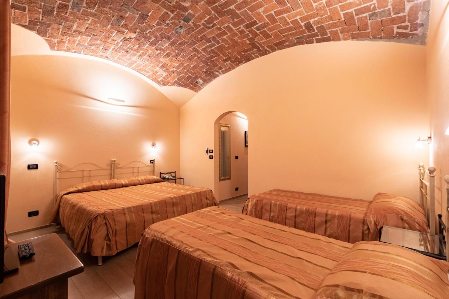 Le Lanterne Hotel Borgo San Dalmazzo Kültér fotó